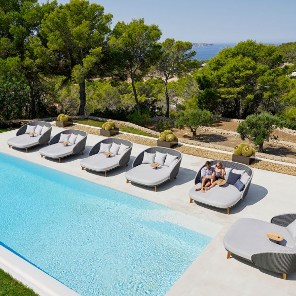 Double bain de soleil PEACOCK en résine tressée grise & tablette teck