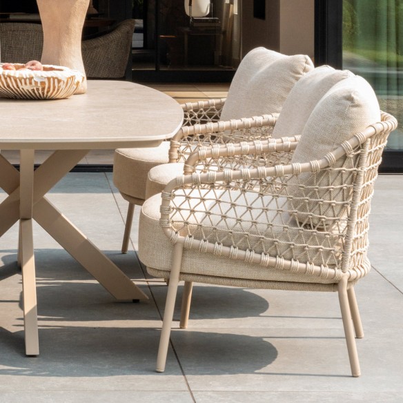 Ensemble Table de jardin NEROLI en aluminium beige sable L250 H69cm avec 6 chaises basses SERENA coussin beige crème