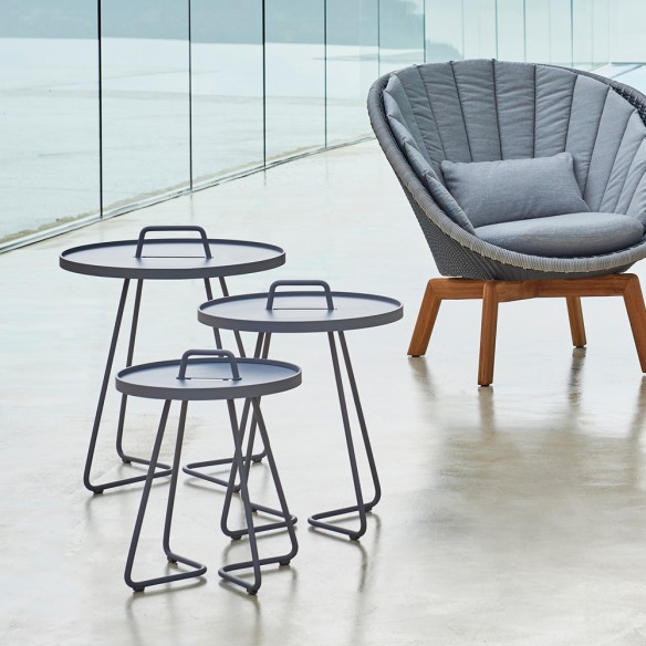 Cane line Table d’appoint ON THE MOVE H60cm en aluminium gris