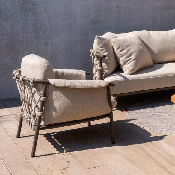 Salon de jardin EZOA 8 places cadre taupe aluminium avec tables basses et d’appoint rondes en teck