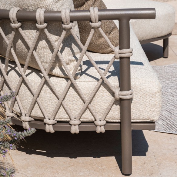 Salon de jardin EZOA 8 places cadre taupe aluminium avec tables basses et d’appoint rondes en teck