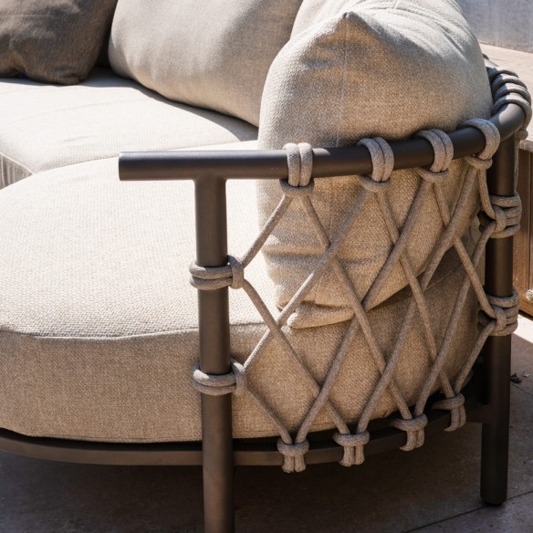 Salon de jardin EZOA 8 places cadre taupe aluminium avec tables basses et d’appoint rondes en teck