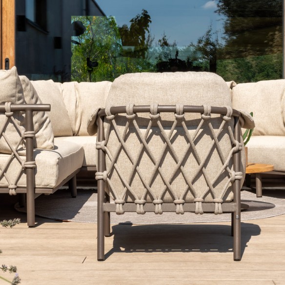 Salon de jardin EZOA 8 places cadre taupe aluminium avec tables basses et d’appoint rondes en teck