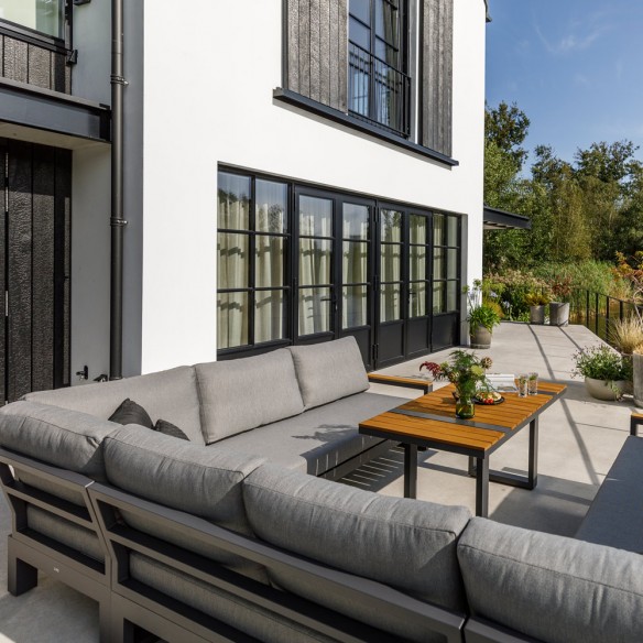 Salon de jardin SOHO MISTGREY 8 places gris aluminium avec accoudoirs en teck et table basse haute
