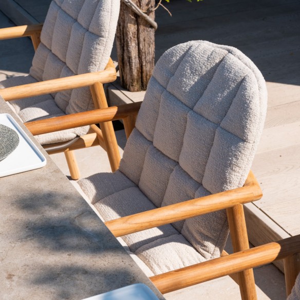 Chaise de jardin SOLANA en teck avec assise ajourée en acier inoxydable et coussin crème
