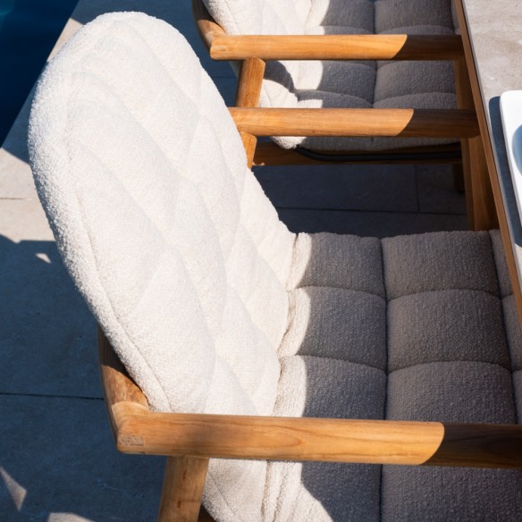 Chaise de jardin SOLANA en teck avec assise ajourée en acier inoxydable et coussin crème