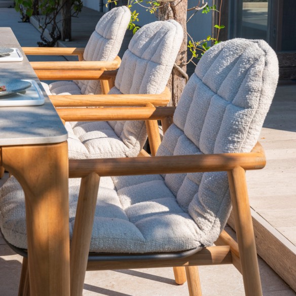 Chaise de jardin SOLANA en teck avec assise ajourée en acier inoxydable et coussin crème