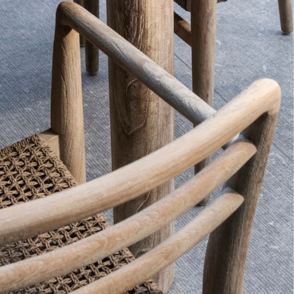 Chaise de jardin JADA empilable en teck recyclé avec accoudoirs et coussin d’assise