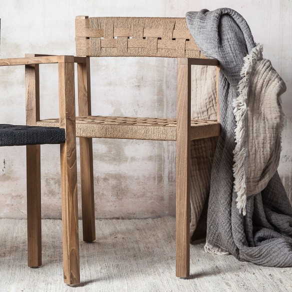 Chaise CORA en teck recyclé avec accoudoirs et corde naturelle tressée