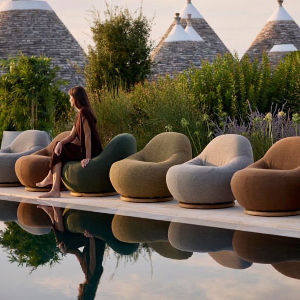 Fauteuil de jardin pivotant GEM avec base teck et tissu texturé ocre solaire