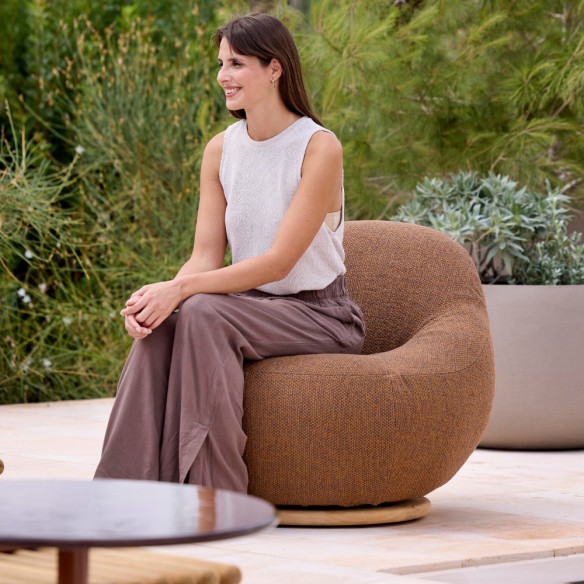 Fauteuil de jardin pivotant GEM avec base teck et tissu texturé terre d’ambre