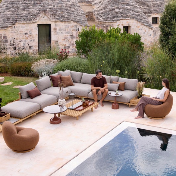 Fauteuil de jardin pivotant GEM avec base teck et tissu texturé terre d’ambre