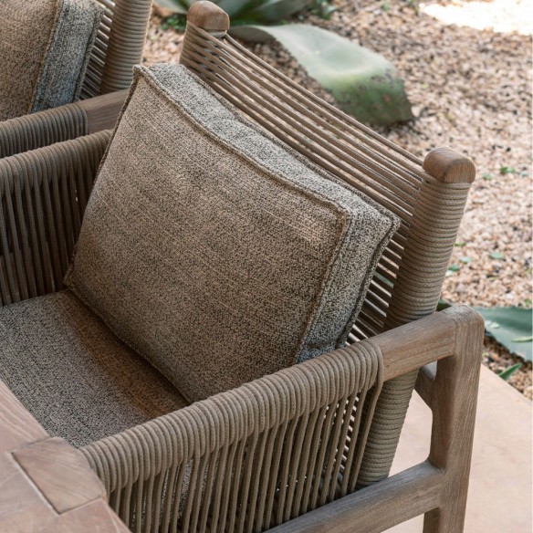 Fauteuil de jardin COLIN en teck recyclé à assise basse avec coussins