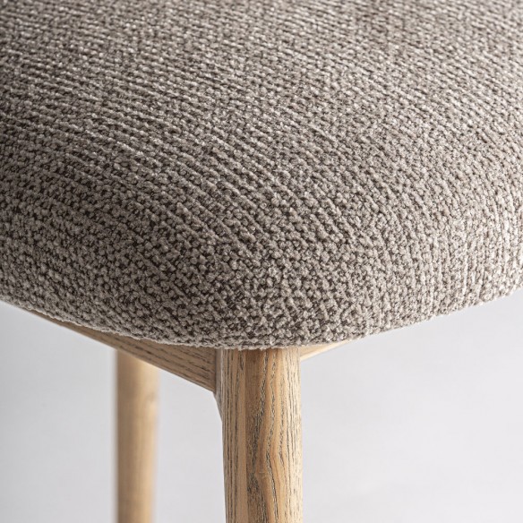 Chaise GALMOR en bois d’érable et tissu gris taupe