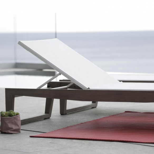 SKAAL Sun Lounger in Duratek with White Batyline Eden