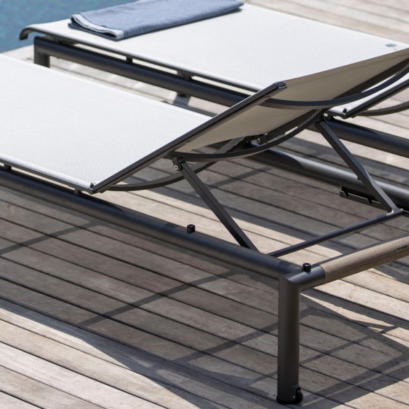 BASTINGAGE Sun Lounger in Grey Aluminium with Light grey Ateja Canvas