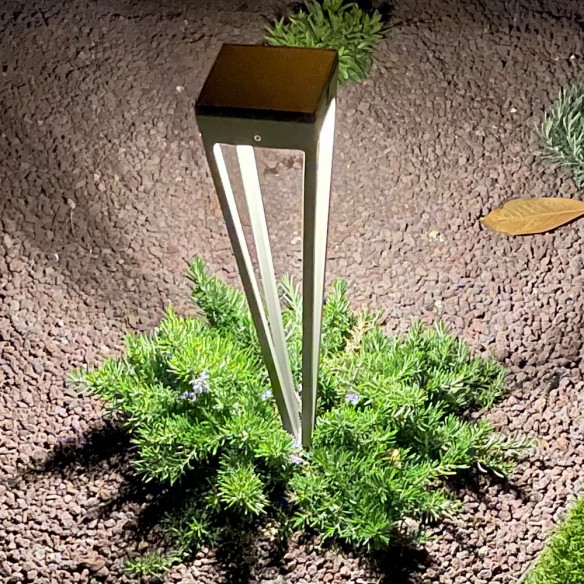 Torche solaire H52cm en aluminium blanc avec pic intégré