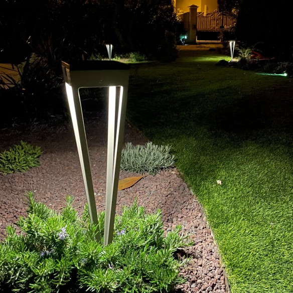 Torche solaire H52cm en aluminium blanc avec pic intégré