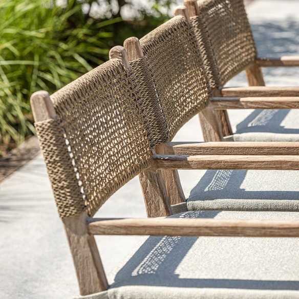 Chaise de jardin FLORA en teck recyclé avec accoudoirs et coussin d’assise