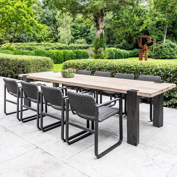 Table de jardin MAESTRO en teck recyclé gris naturel et pieds teck fumé L330