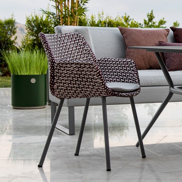 Cane Line Chaise de jardin VIBE résine tressée gris clair/bordeaux/rose et coussin gris clair