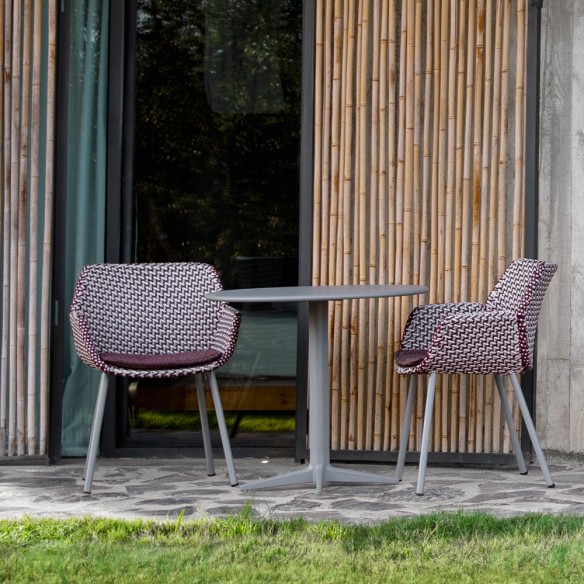 Chaise de jardin VIBE résine tressée gris clair/bordeaux/rose et coussin bordeaux