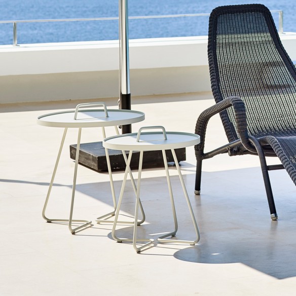 Table d’appoint ON THE MOVE H46cm en aluminium blanc