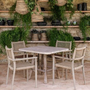 Ensemble table bistrot et 4 chaises de jardin MONA empilables en teck recyclé avec accoudoirs et coussin d’assise