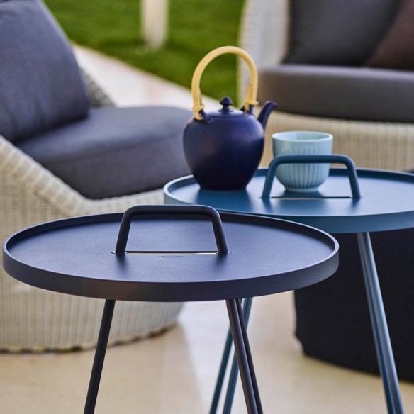 Table d’appoint ON THE MOVE H54cm en aluminium bleu nuit Cane line