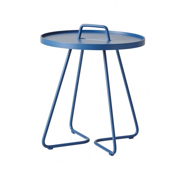 Table d’appoint ON THE MOVE H54cm en aluminium bleu