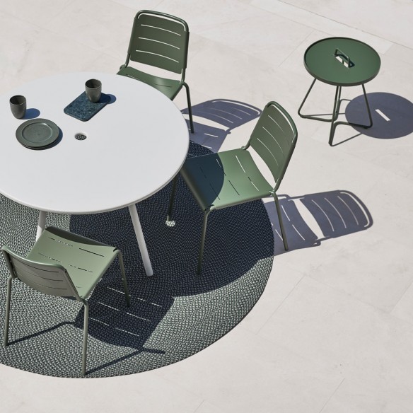 Table d’appoint ON THE MOVE H54cm en aluminium vert olive