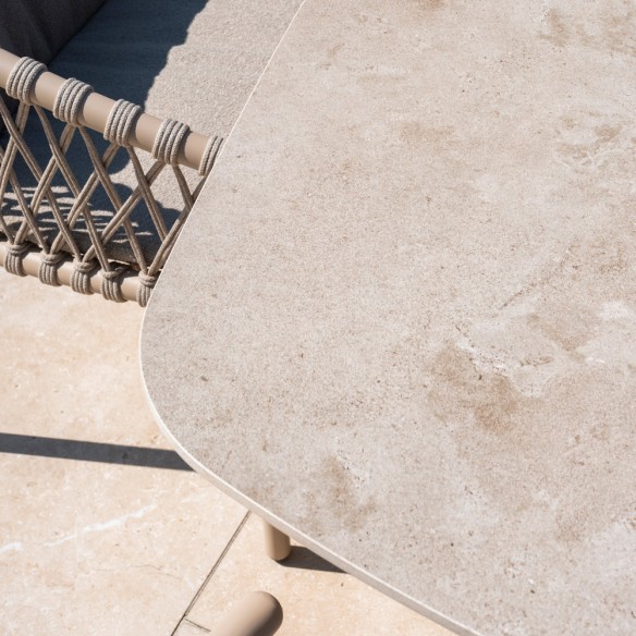 Ensemble Table de jardin PETRA en aluminium beige sable et céramique L240 et 6 chaises ASTORIA beige sable coussin beige taupe