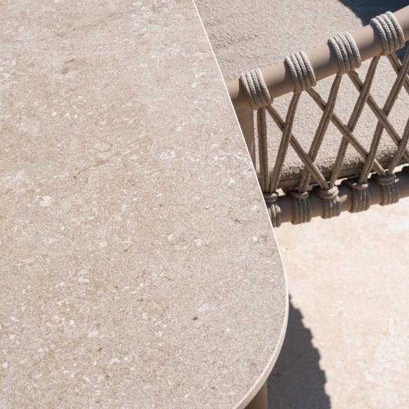 Ensemble Table de jardin PETRA en aluminium beige sable et céramique L240 et 6 chaises ASTORIA beige sable coussin beige taupe