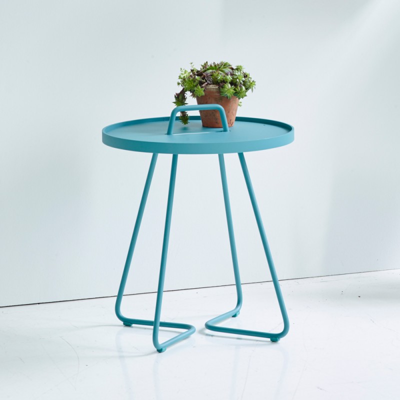 Table d’appoint ON THE MOVE H54cm en aluminium bleu ciel