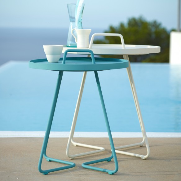 Cane lin Table d’appoint ON THE MOVE H54cm en aluminium bleu ciel