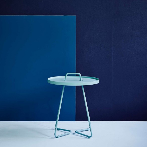 Table d’appoint ON THE MOVE H54cm en aluminium bleu ciel Cane line