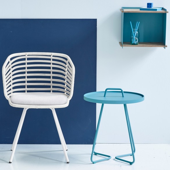 Table d’appoint ON THE MOVE H54cm en aluminium bleu ciel