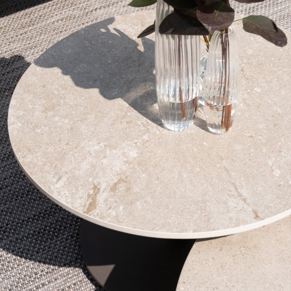 Salon de jardin MISTRAL 5 places cadre taupe aluminium avec duo de tables basses céramique