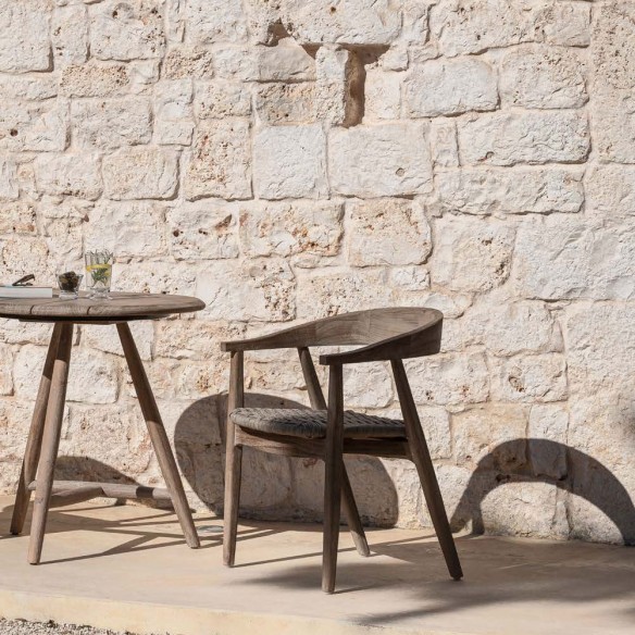 Chaise de jardin FRESCO en teck recyclé avec assise tressée aspect osier et coussin d’assise
